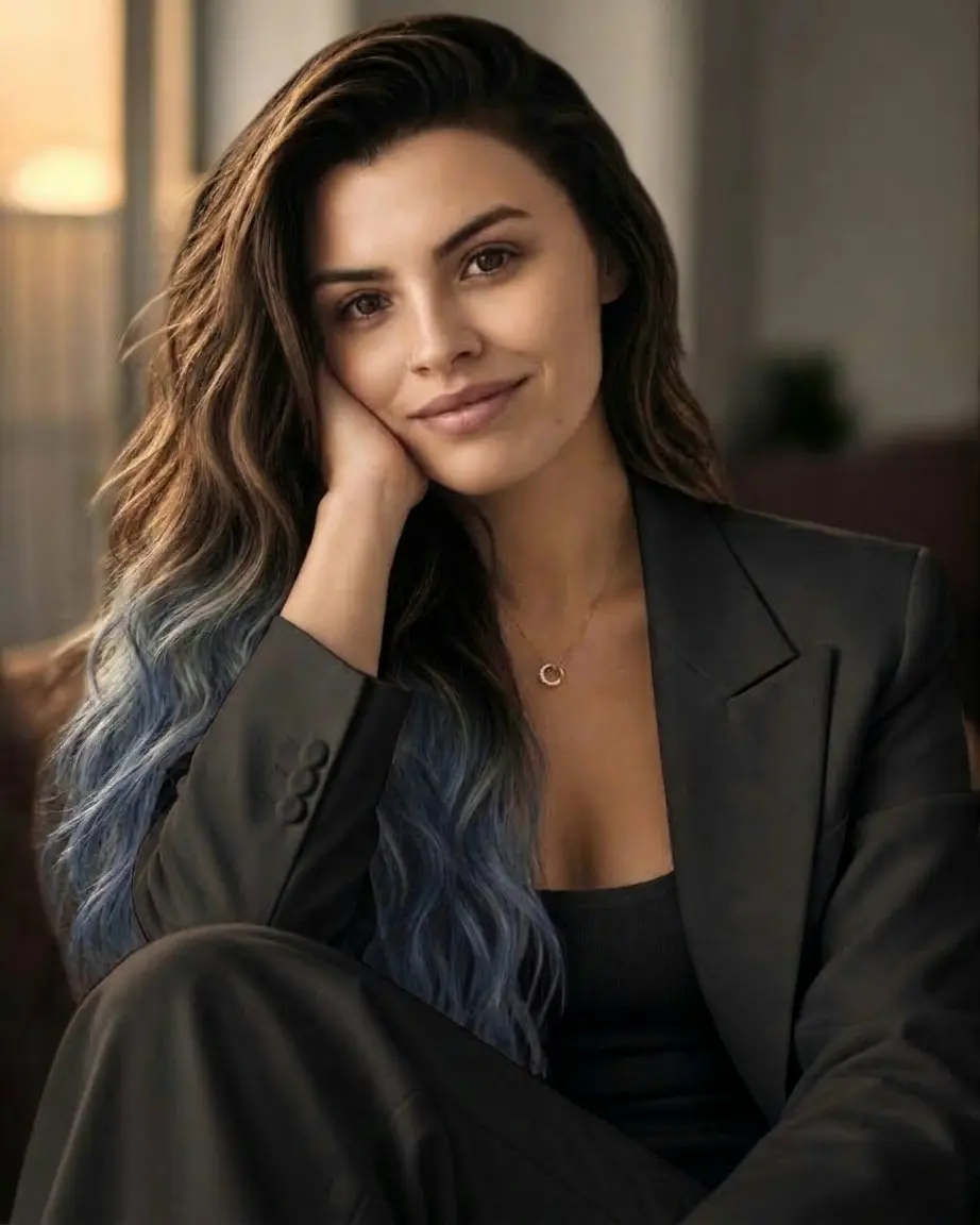 Retrato de Sara Abreu sentada, con chaqueta oscura